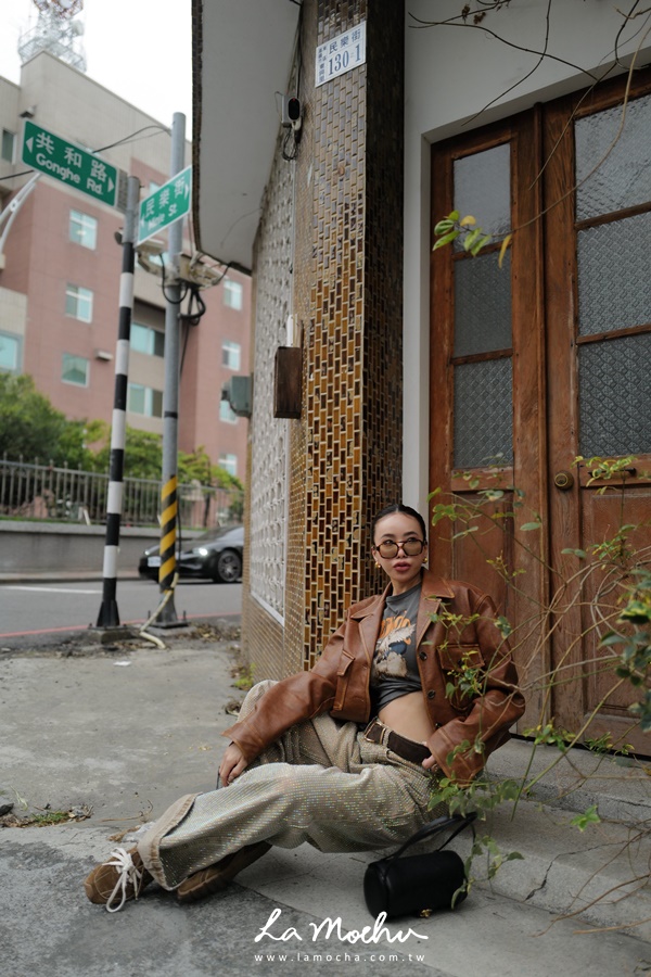 洗舊刷色亮鑽直筒褲